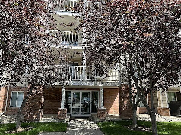 Calgary 2 + Den bedrooms Condo Unit for rent. Property photo: 103636-2