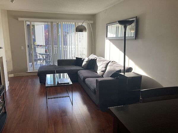 Calgary 1 + Den bedrooms Condo Unit for rent. Property photo: 105222-2