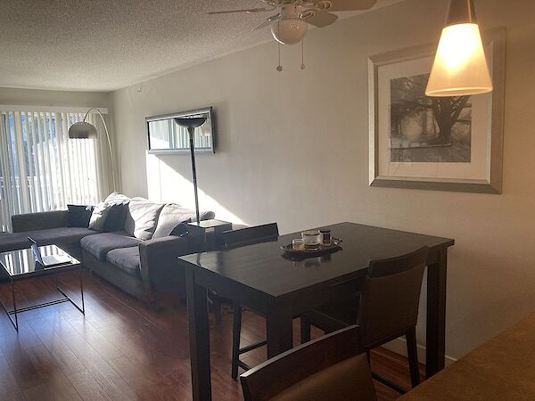 Calgary 1 + Den bedrooms Condo Unit for rent. Property photo: 105222-3