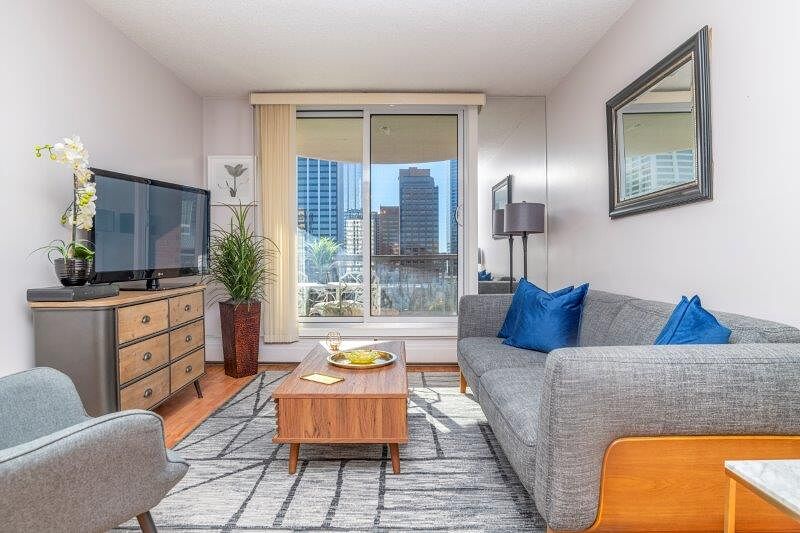 Calgary 2 bedrooms Condo Unit for rent. Property photo: 105956-1