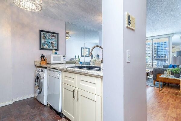 Calgary 2 bedrooms Condo Unit for rent. Property photo: 105956-2