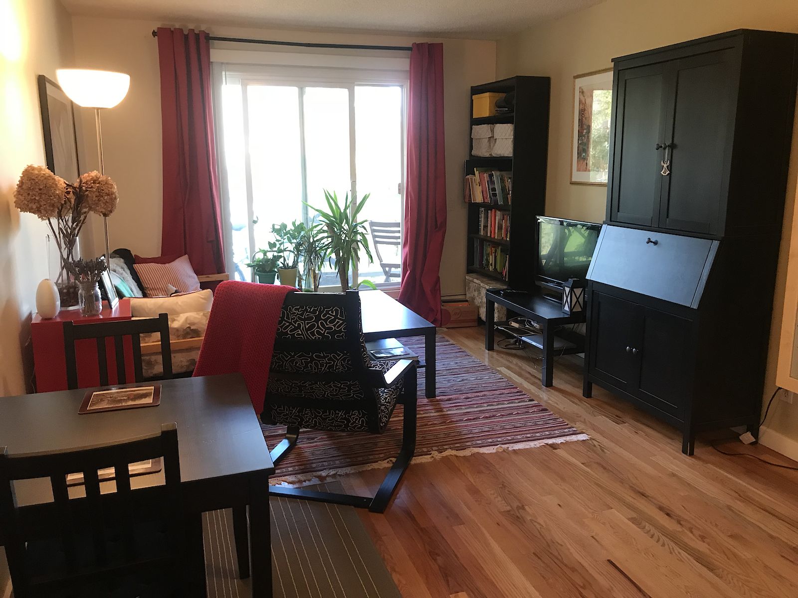 Calgary 1 bedroom Condo Unit for rent. Property photo: 10696-1