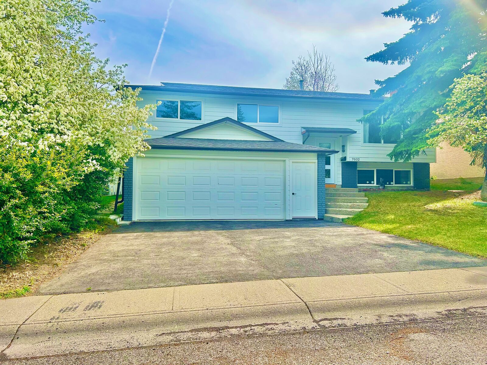 Calgary 5 bedrooms House for rent. Property photo: 110911-1