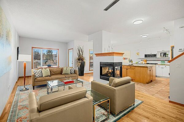 Calgary 4 bedrooms House for rent. Property photo: 112708-2