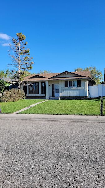 MARLBOROUGH PARK 1352 SQ.FT.BUNGALOW, SOUTH BACKYARD, CLOSE TO SCHOOL, FP ON FR.