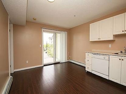 Calgary 1 + Den bedrooms Condo Unit for rent. Property photo: 11823-3