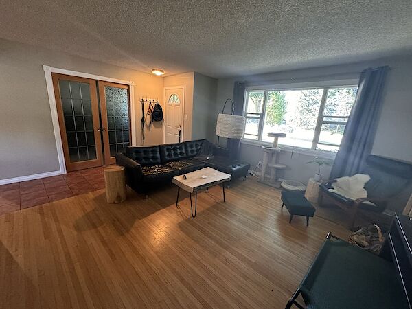 Calgary 2 + Den bedrooms Main Floor for rent. Property photo: 118536-2