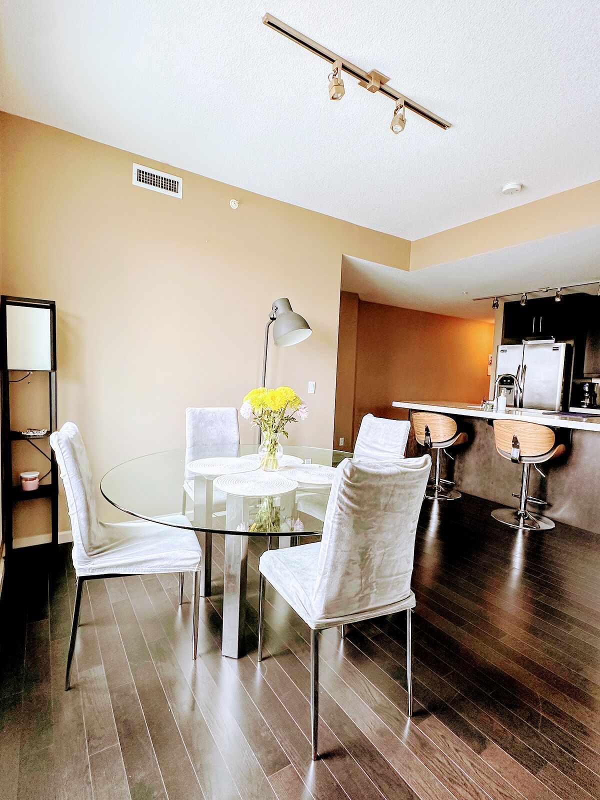 Calgary 2 bedrooms Condo Unit for rent. Property photo: 123680-1