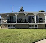 Sunny, 2 bedroom basement in Bowness