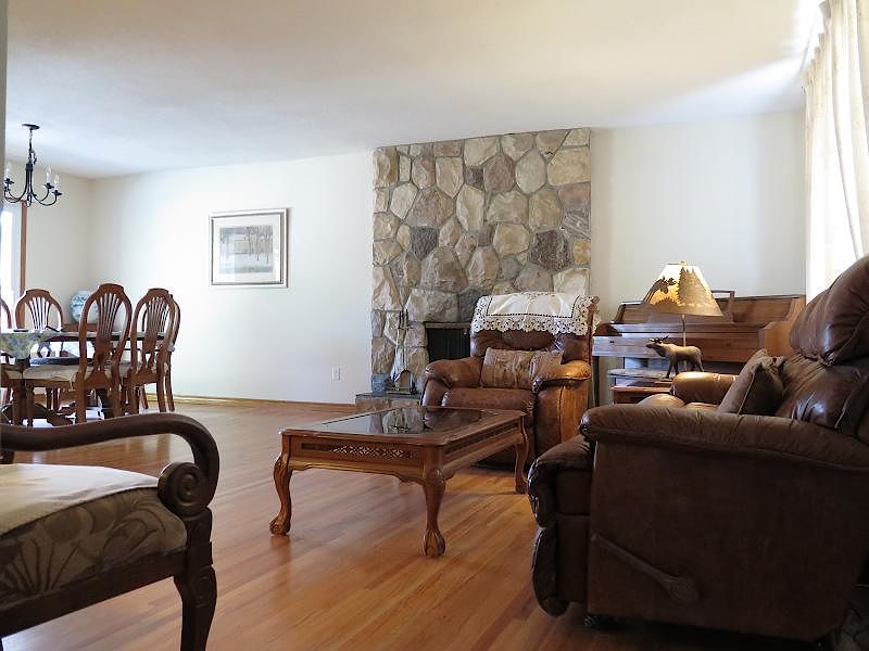 Calgary 4 + Den bedrooms House for rent. Property photo: 126059-1
