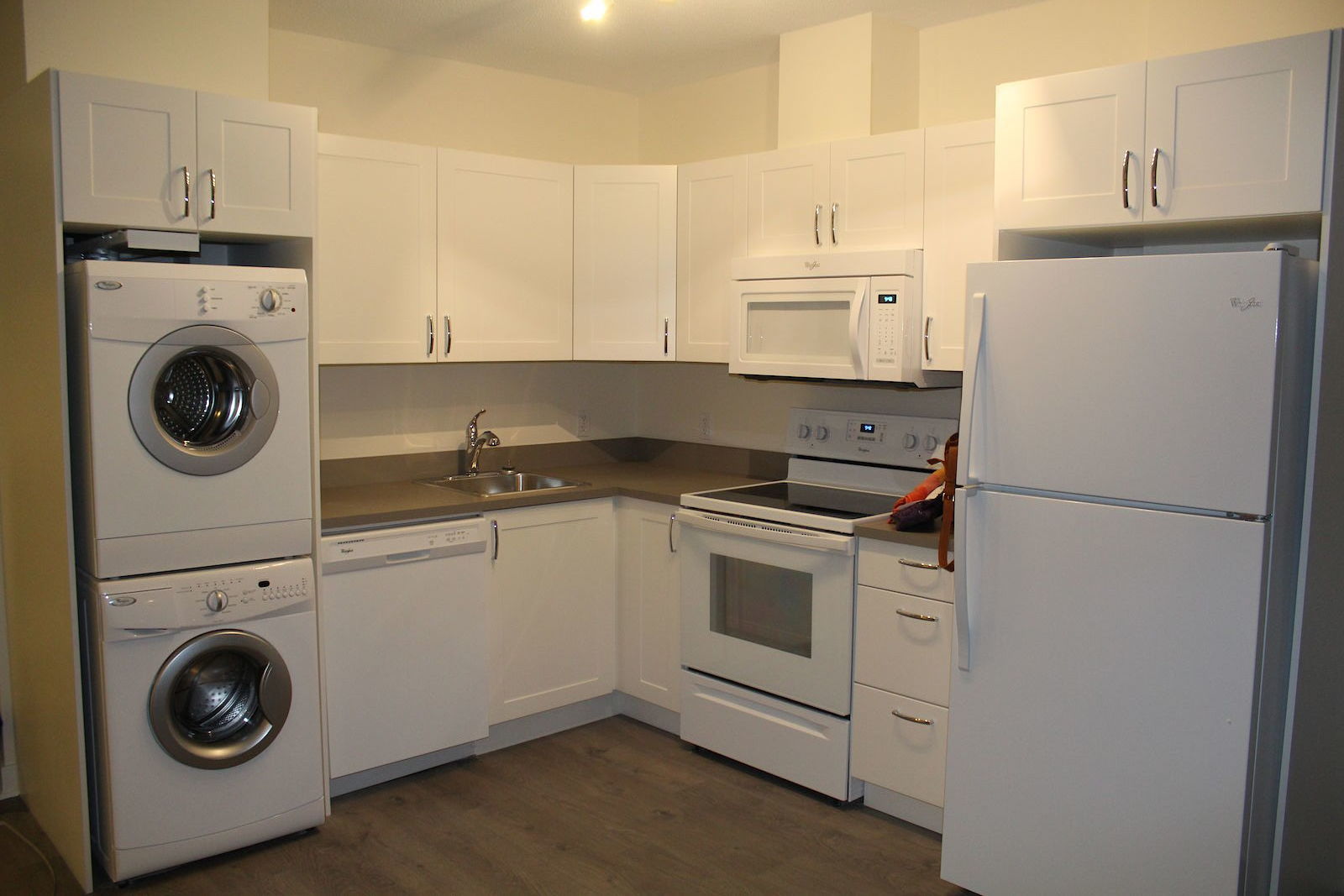 Calgary 1 + Den bedrooms Condo Unit for rent. Property photo: 133655-1