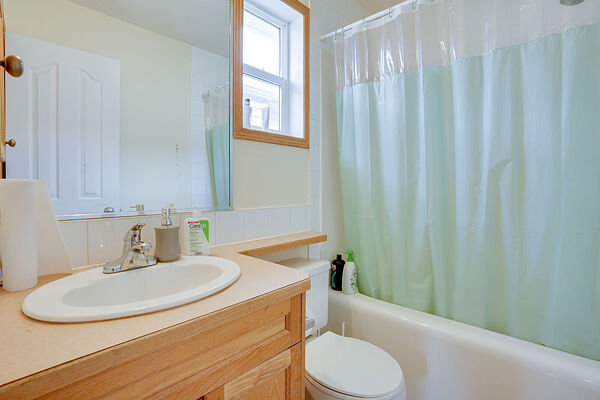Calgary 3 + Den bedrooms Main Floor for rent. Property photo: 136079-2