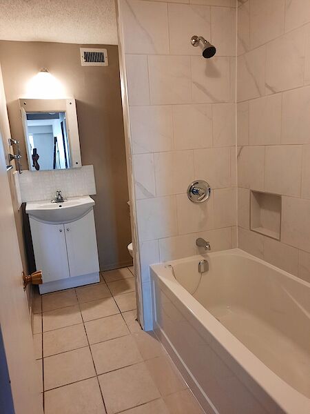 Calgary 1 bedroom Apartment for rent. Property photo: 140623-3