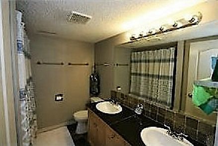 Calgary 3 + Den bedrooms Condo Unit for rent. Property photo: 141097-2