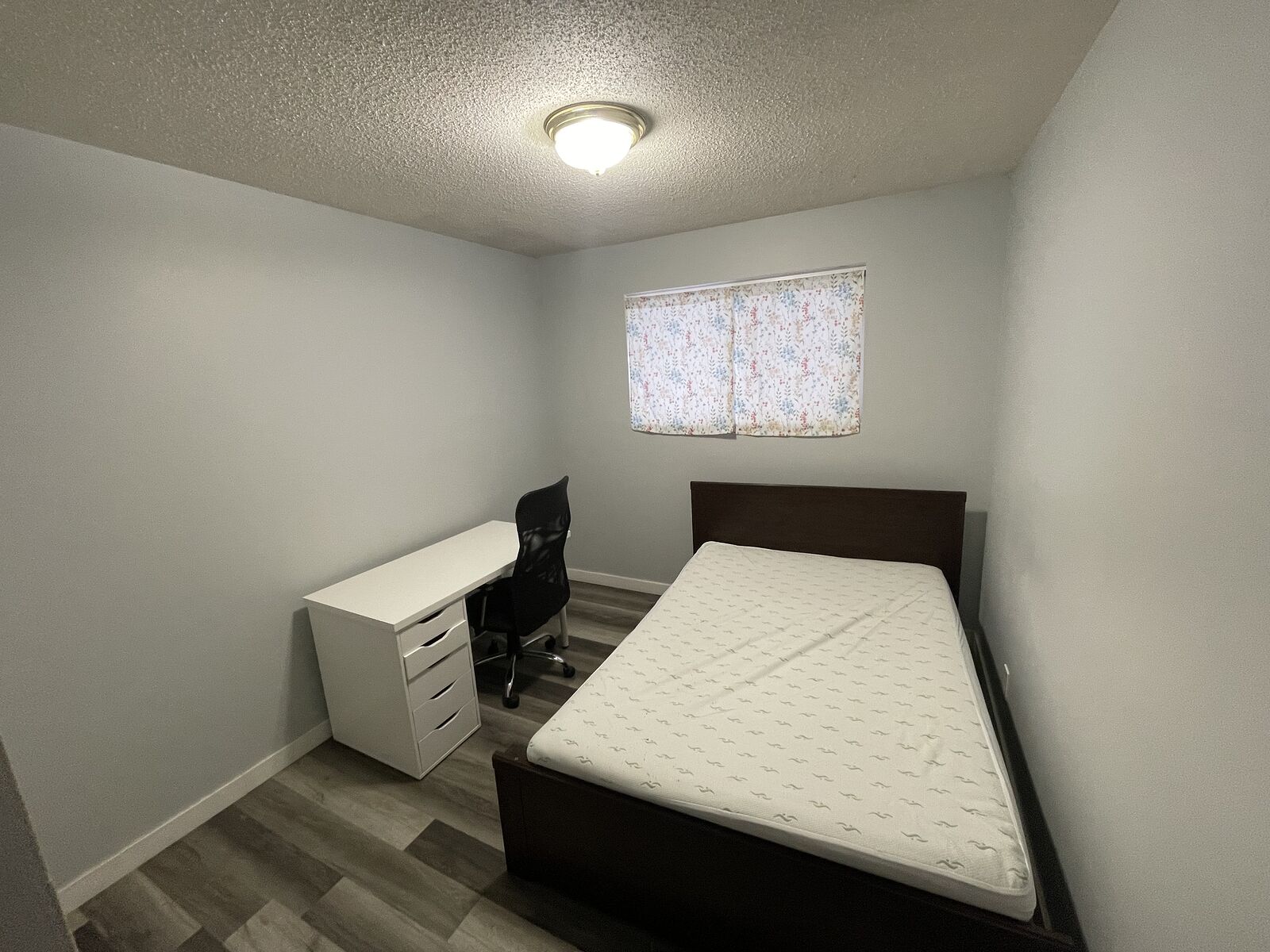 Calgary 1 + Den bedrooms Room For Rent for rent. Property photo: 141710-1