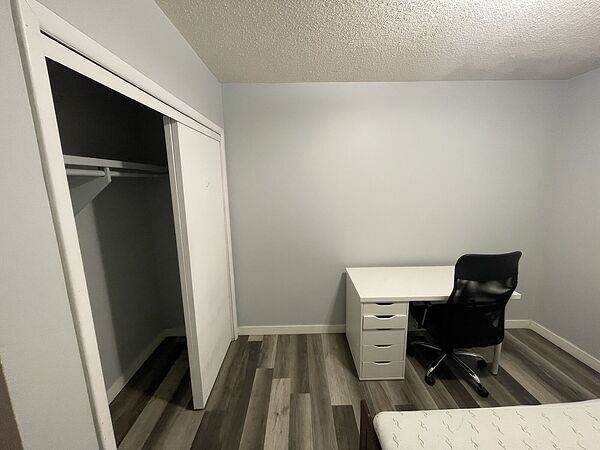 Calgary 1 + Den bedrooms Room For Rent for rent. Property photo: 141710-3