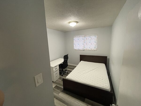 Calgary 1 + Den bedrooms Room For Rent for rent. Property photo: 141710-2