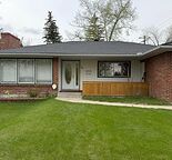 One Large bedroom in Three bedroom suite 2 min walk to University of Calgary