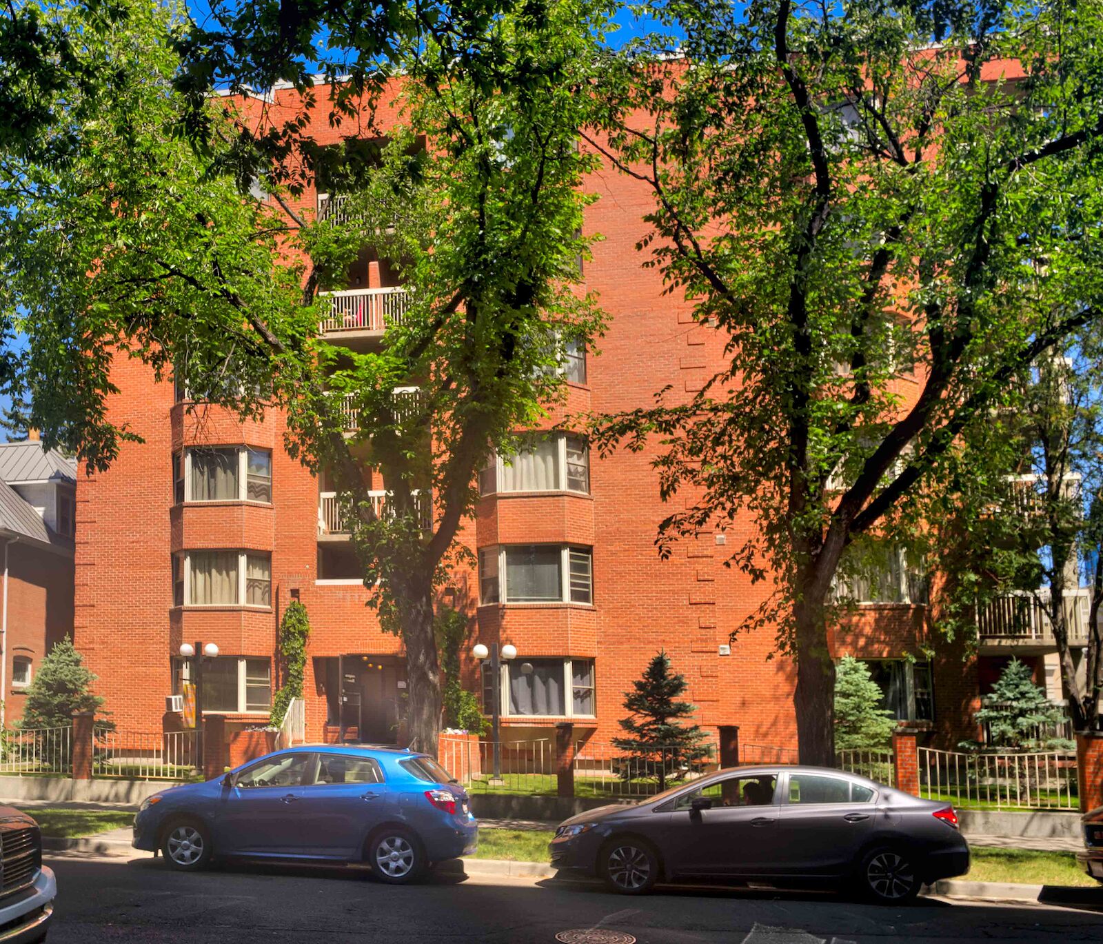 Calgary studio Apartment for rent. Property photo: 145121-1