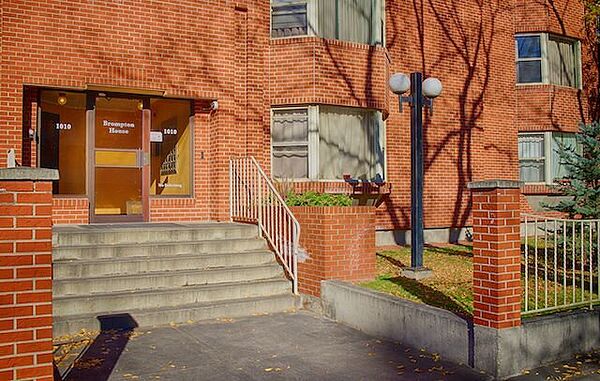 Calgary studio Apartment for rent. Property photo: 145121-2
