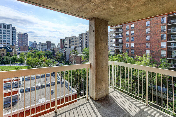 BRIGHT 500SQFT BACHELOR + PRIVATE BALCONY-HEART OF THE BELTLINE!