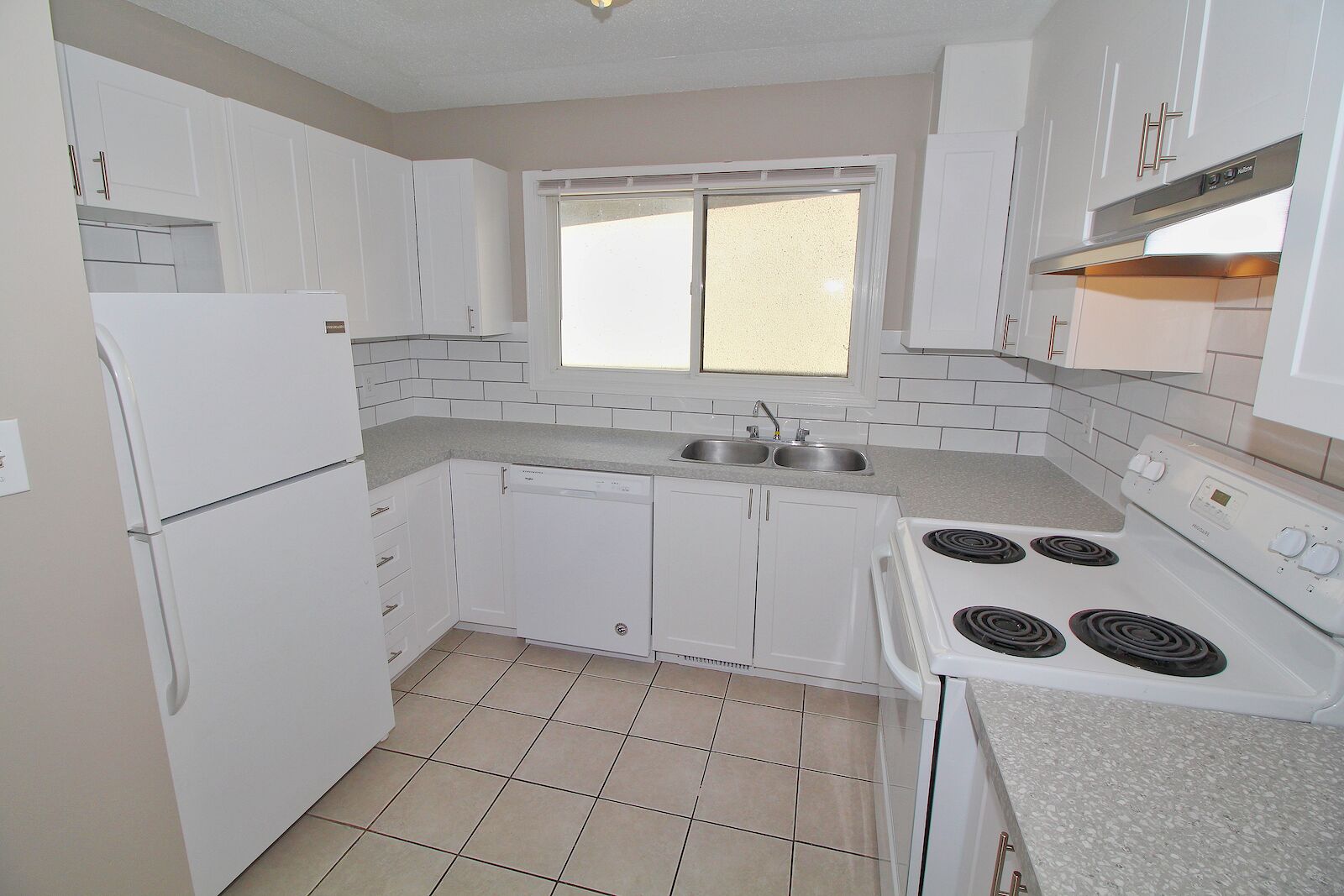 Calgary 2 bedrooms Main Floor for rent. Property photo: 145548-1