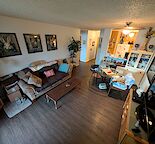 Top floor bright 1 bdr apartment w/ parking & pets