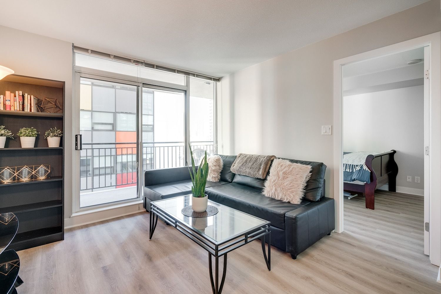 Calgary 1 + Den bedrooms Condo Unit for rent. Property photo: 15424-1