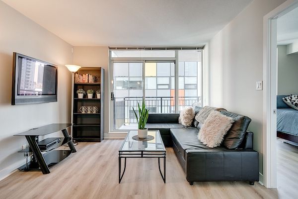 Calgary 1 + Den bedrooms Condo Unit for rent. Property photo: 15424-3