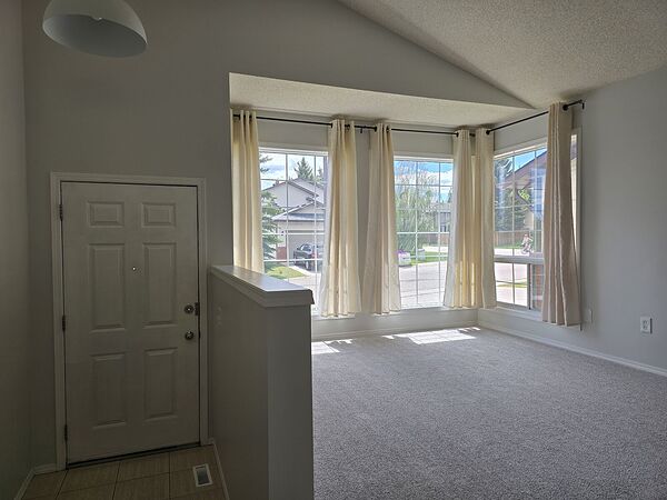 Calgary 3 bedrooms House for rent. Property photo: 15886-3