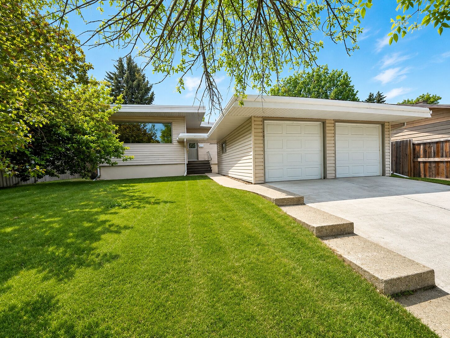 Calgary 4 + Den bedrooms House for rent. Property photo: 16020-1