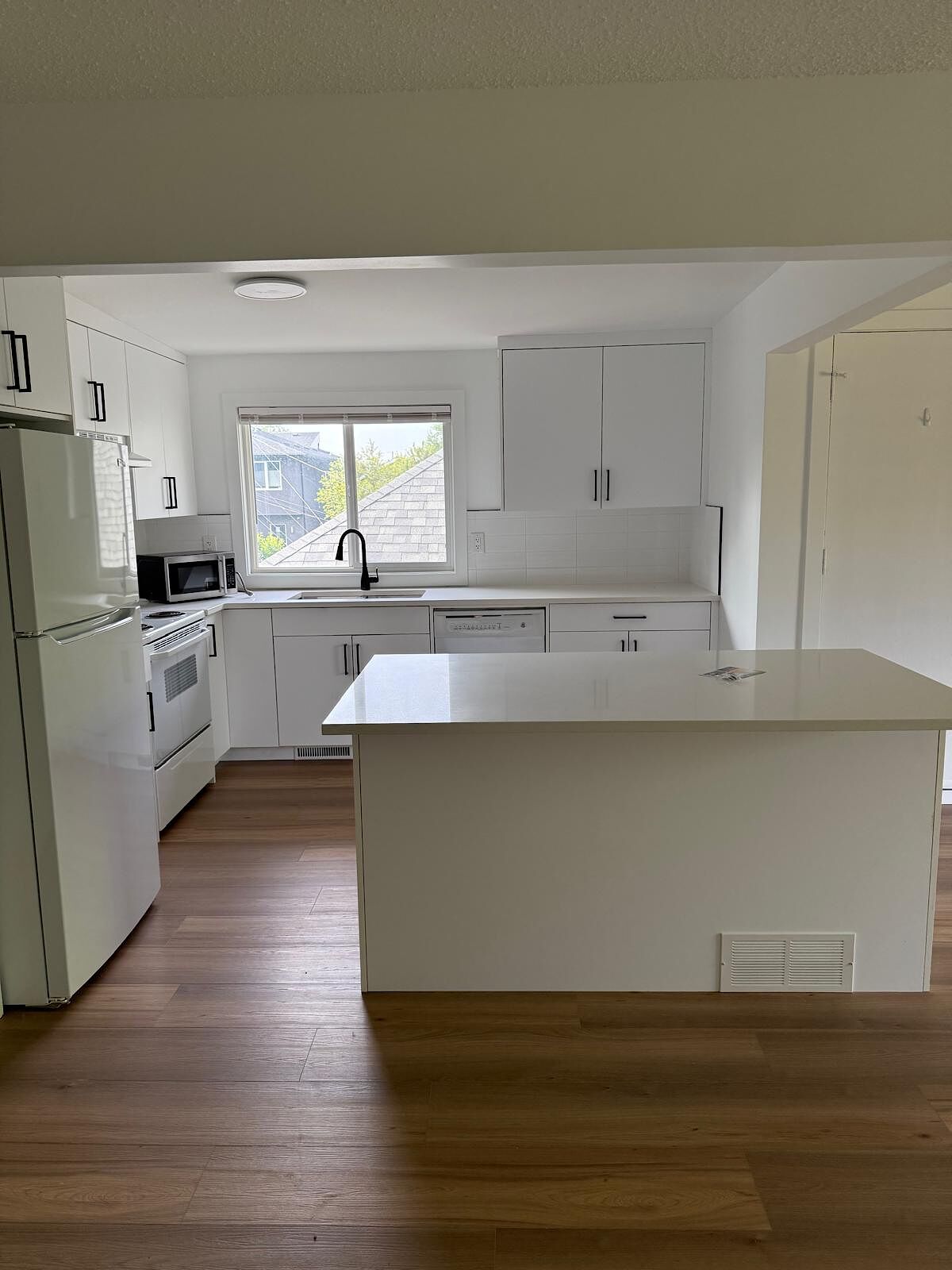 Calgary 3 bedrooms Main Floor for rent. Property photo: 16903-1