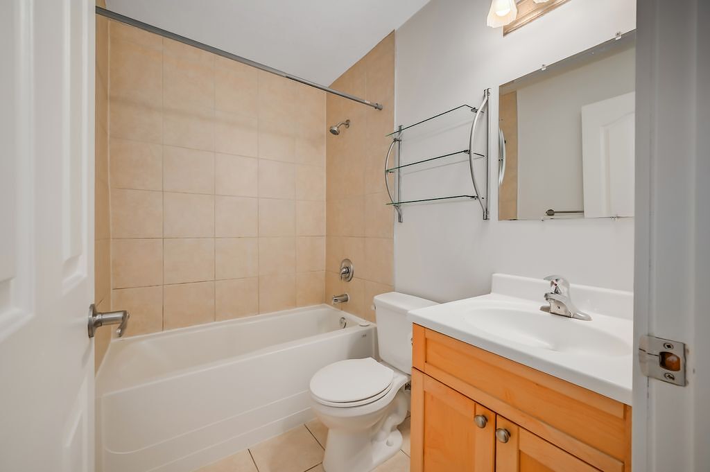 Calgary 2 bedrooms Condo Unit for rent. Property photo: 19136-1