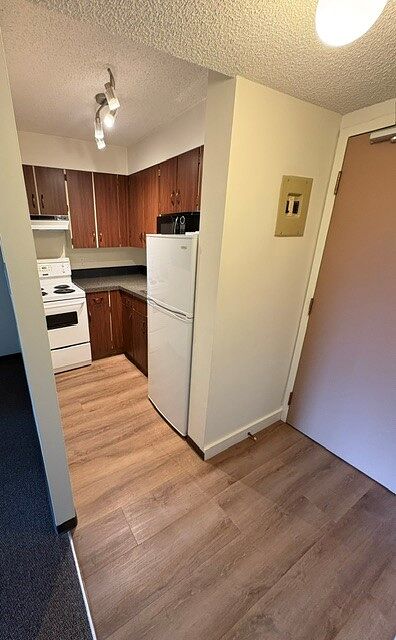 Calgary studio Apartment for rent. Property photo: 22940-1