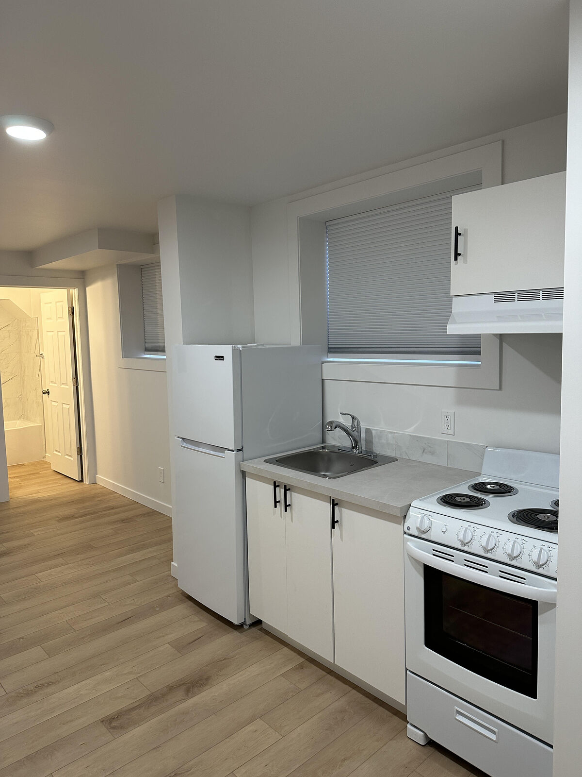 Calgary studio Apartment for rent. Property photo: 292826-1
