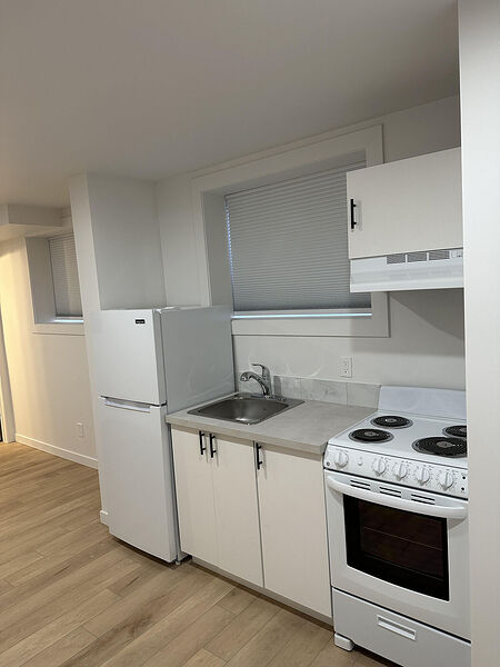 Calgary studio Apartment for rent. Property photo: 292826-2