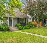 Cozy 2 bdrm house with detached garage inner city Renfrew (entire property)
