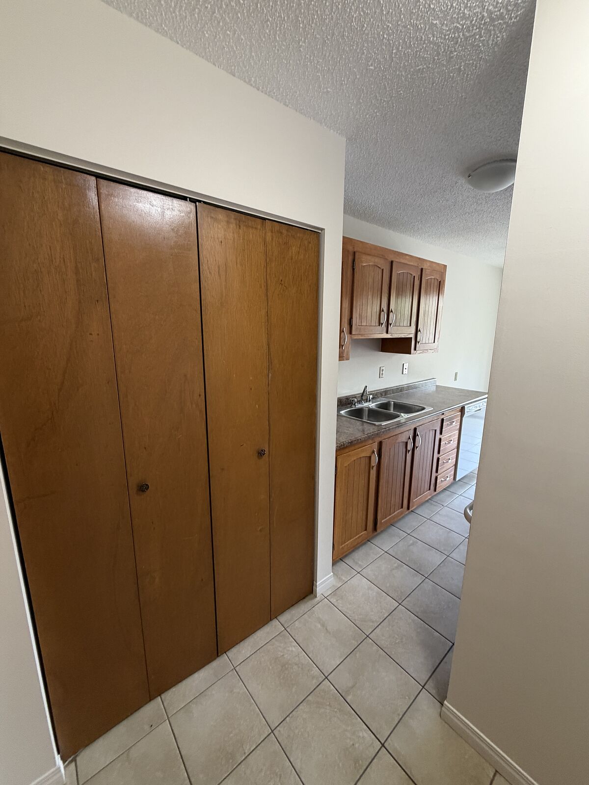 Calgary 1 bedroom Apartment for rent. Property photo: 299336-1