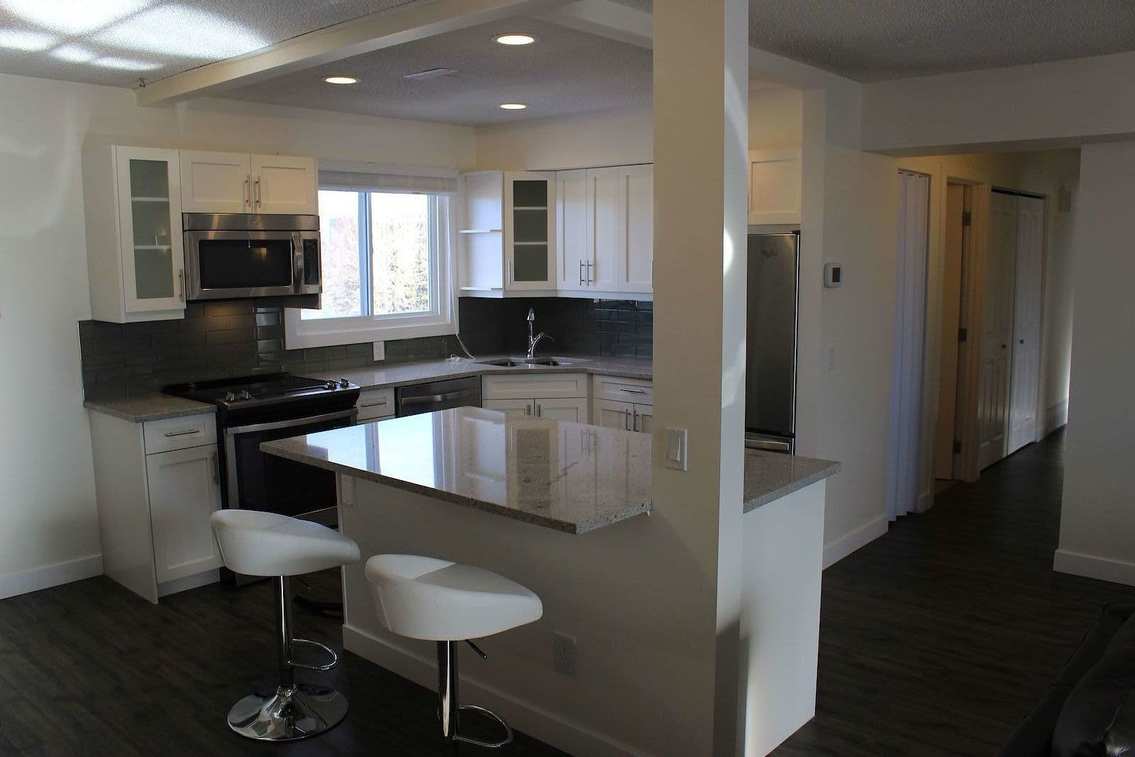 Calgary 2 bedrooms Condo Unit for rent. Property photo: 300030-1