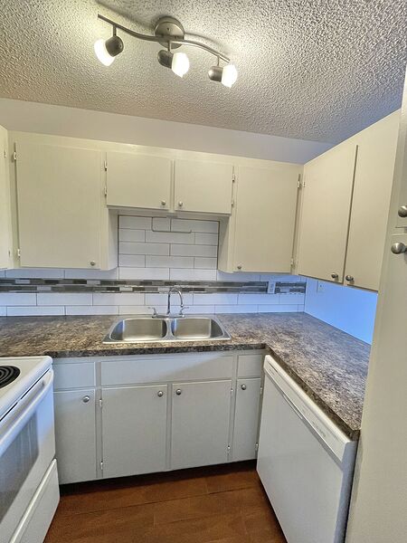 Calgary 2 bedrooms Townhouse for rent. Property photo: 300238-2