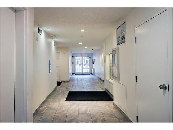 Calgary 2 bedrooms Condo Unit for rent. Property photo: 302676-2