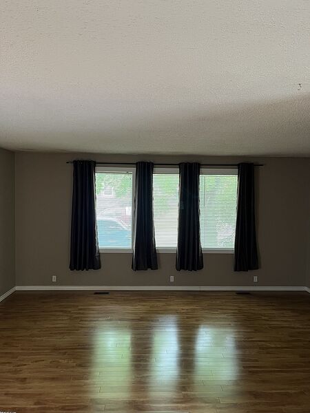Calgary 4 bedrooms House for rent. Property photo: 303712-2