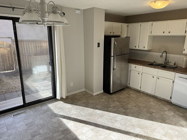 Calgary 3 bedrooms Townhouse for rent. Property photo: 303730-2
