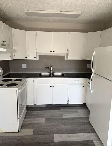 Calgary 3 bedrooms Condo Unit for rent. Property photo: 304728-2