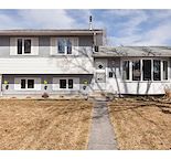 RENOVATED STUNNING 4 BEDROOM FAMILY FRIENDLY HOUSE - 2205 SQFT LIVING SPACE — Brentwood, Calgary
