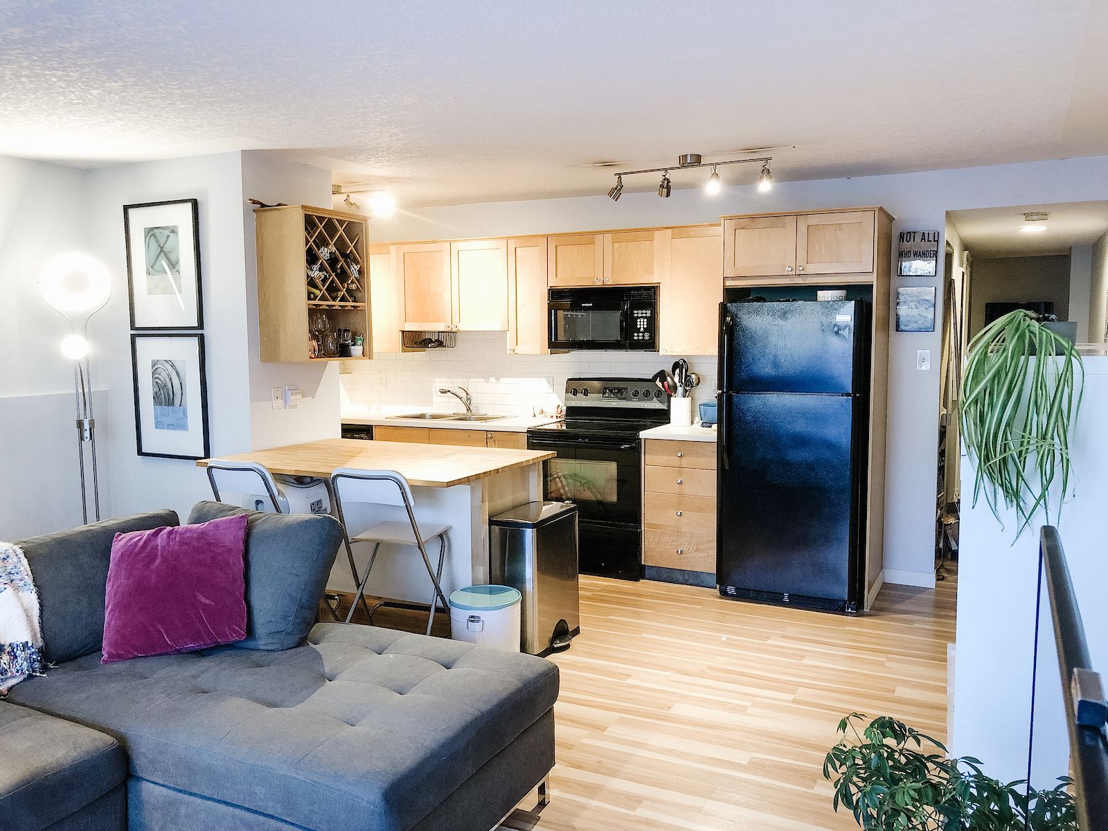 Calgary 2 bedrooms Condo Unit for rent. Property photo: 308767-1