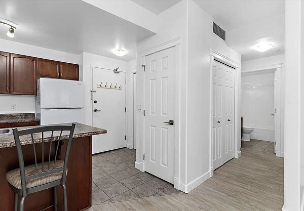 Downtown - 1 Bed/1 Bath with Air Conditioning & In-Suite Laundry