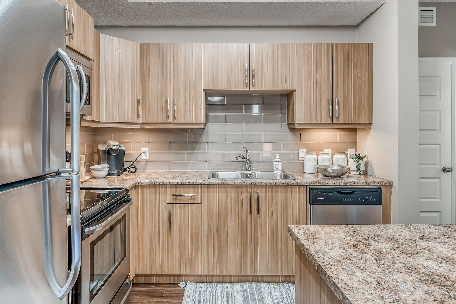 Edmonton 2 bedrooms Apartment for rent. Property photo: 323611-1