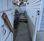 Bright 2 bedroom lower suit.