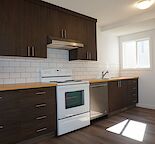 Upper 2 levels (2 bedrooms & 1.5 bath) renovated, 2-Storey, walk to downtown — West Hillhurst, Calgary